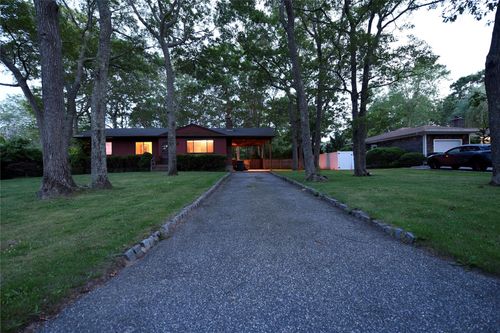 17 Hubbard Ln, Southampton, NY, 11968-3948 | Card Image