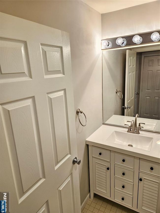 403 Heights Dr, Townhouse with 2 bedrooms, 3 bathrooms and null parking in Haledon NJ | Image 9