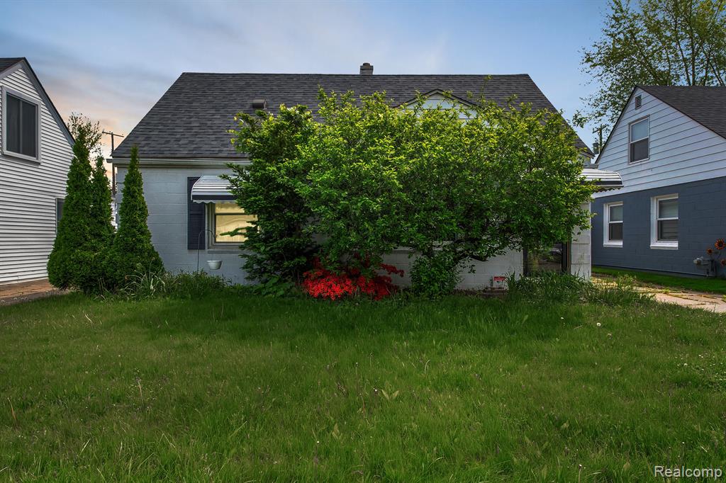 Almond Ave, Eastpointe, MI 48021