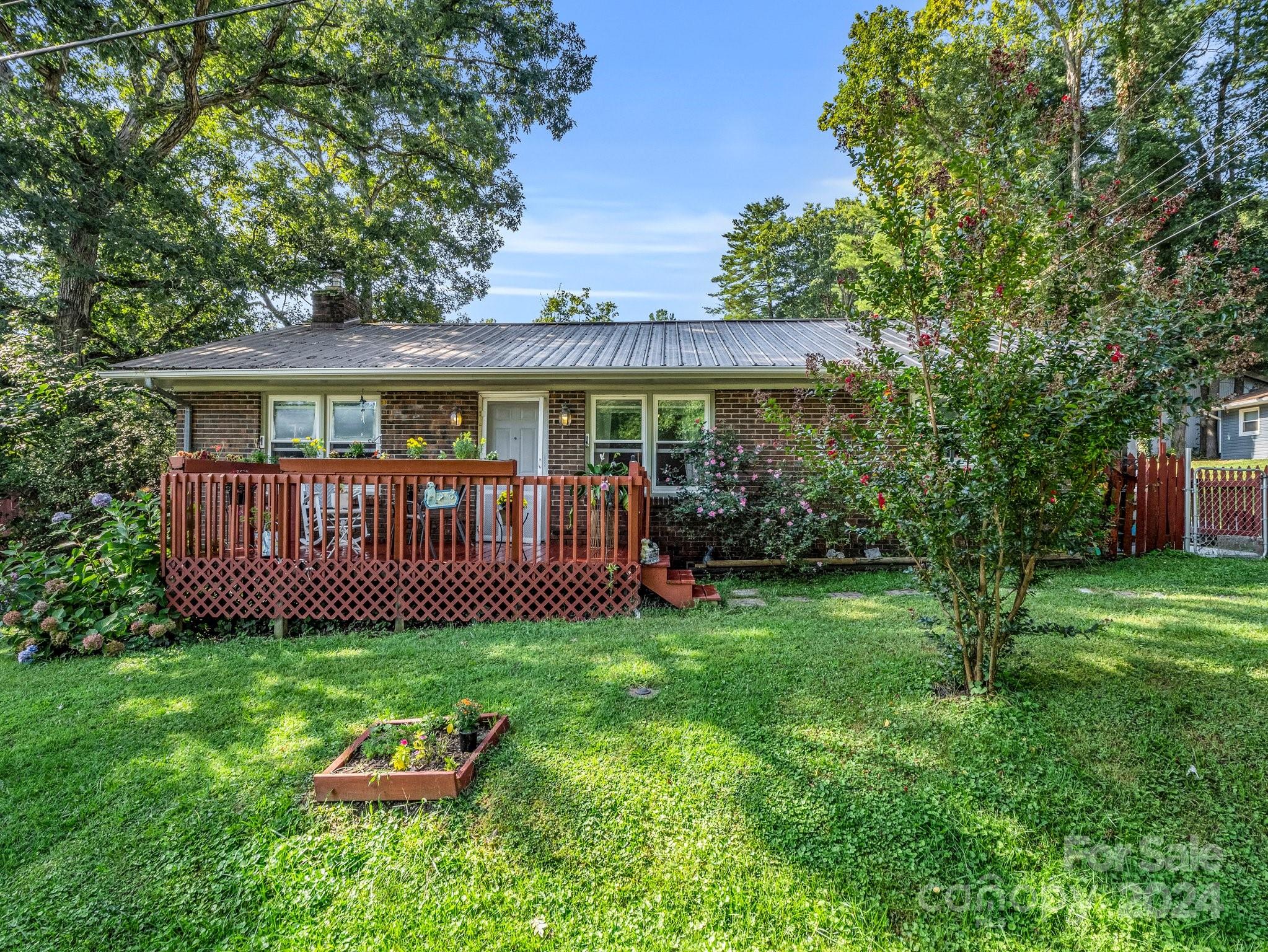 Cosmos Dr, Hendersonville, NC 28791