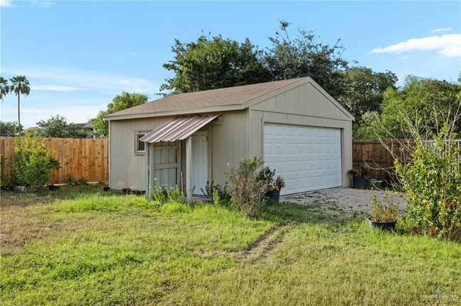 Garage with a yard | Image 13