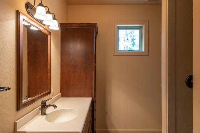2nd Ensuite Bathroom - Main Floor | Image 43