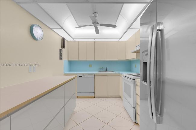 APT-1717 - 2500 Parkview Dr, Condo with 2 bedrooms, 2 bathrooms and null parking in Hallandale Beach FL | Image 11