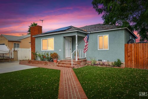 19001 Vanowen St, Reseda, CA, 91335-5115 | Card Image