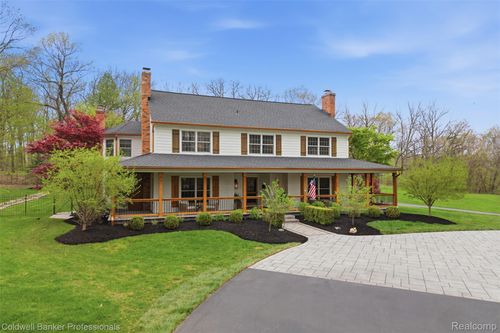 5490 Great Fosters Dr, Oakland Twp, MI, 48306-2441 | Card Image