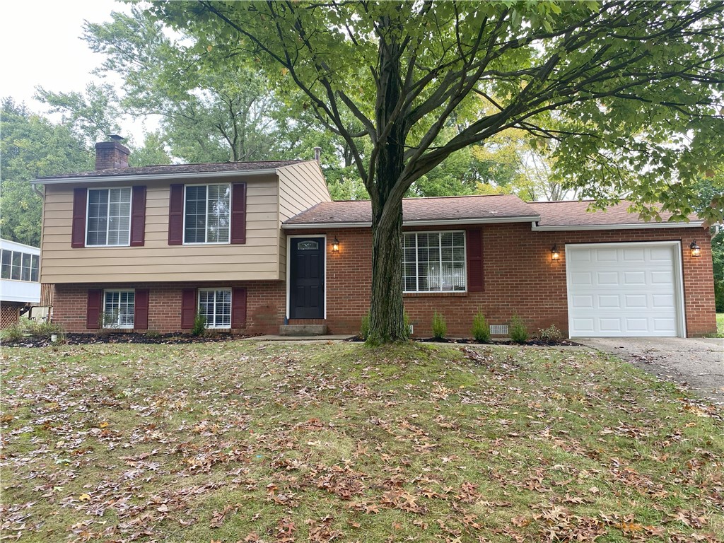 Lyle Dr, Hermitage, PA 16148