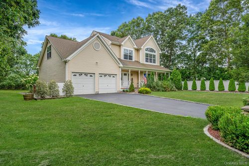 4 Dixon St, Yaphank, NY, 11980-1815 | Card Image