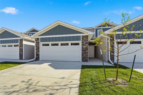 227 Nw Waverly Dr, Waukee, IA, 50263-1265 | Card Image