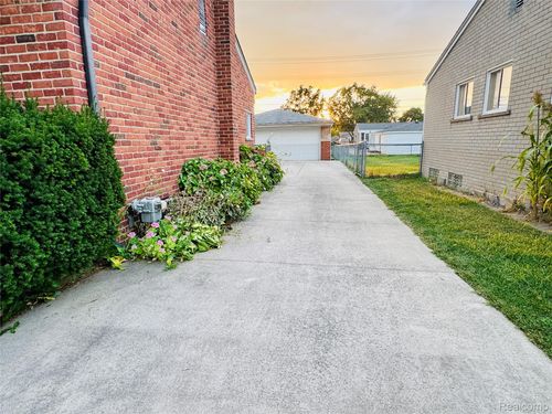 25227 Marilyn Ave, Warren, MI, 48089-4539 | Card Image