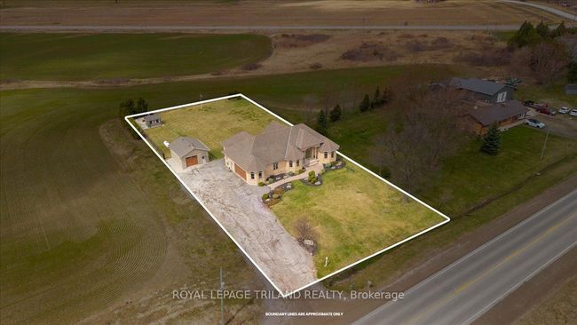 9416 Hickory Dr, House other with 3 bedrooms, 4 bathrooms and 10 parking in Strathroy ON | Image 4