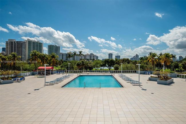 1003 - 3675 N Country Club Dr, Condo with 2 bedrooms, 2 bathrooms and null parking in Aventura FL | Image 17