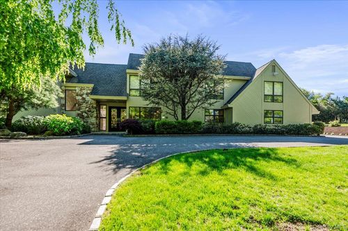 5 Twin Ponds St, Great Neck, NY, 11024-1526 | Card Image