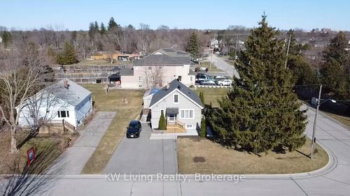 601 Perry St, Whitby, ON, L1N4C6 | Card Image