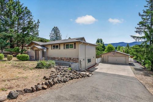 1568 Angel Crest Dr, Medford, OR, 97504-9301 | Card Image