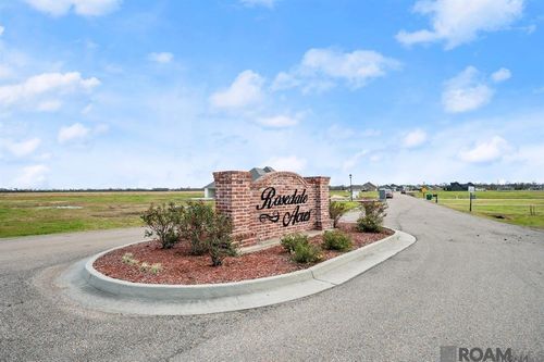 555 Harvest Ln, Port Allen, LA, 70767-4680 | Card Image