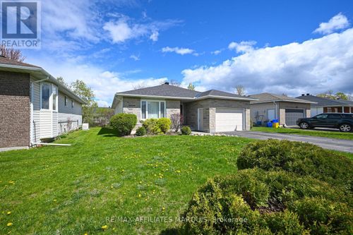 227 Lera St, Smiths Falls, ON, K7A5M5 | Card Image