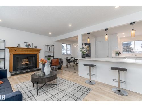 8104 17 Ave Nw, Edmonton, AB, T6K2C8 | Card Image