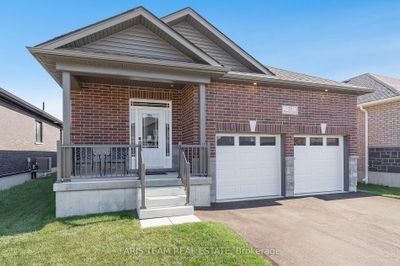 25 Rowley Cres, House other with 2 bedrooms, 2 bathrooms and 4 parking in Elmvale ON | Image 2