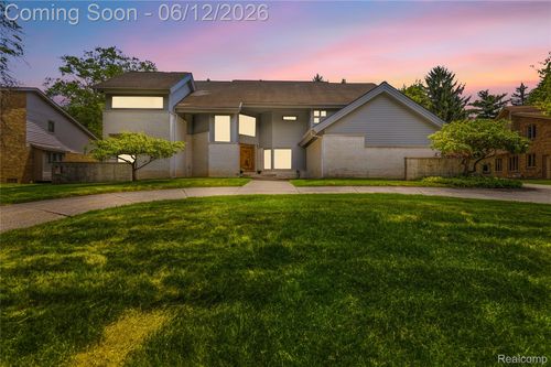 4057 Fox Lake Dr, Bloomfield Hills, MI, 48302-1619 | Card Image