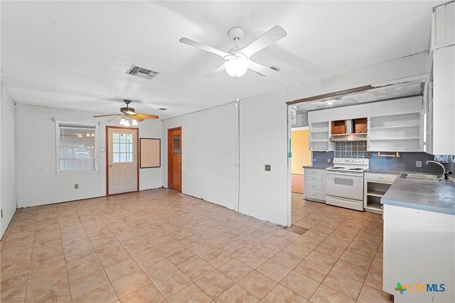 518 E Avenue G, House other with 3 bedrooms, 2 bathrooms and null parking in Rosebud TX | Image 6
