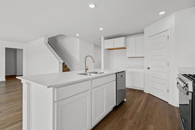 Hneley new white 5 | Image 28