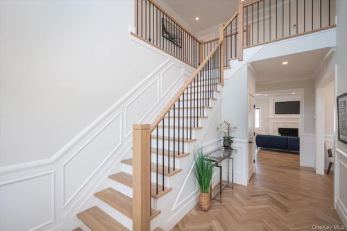 724 Pleasant Ave, Westbury, NY, 11590-6408 | Card Image