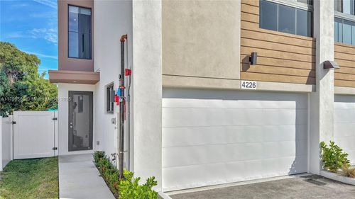 1-4226 Ne 7th Ter, Oakland Park, FL, 33334-3139 | Card Image