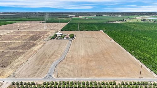 6421 S Greenwood Ave, Del Rey, CA, 93616-9743 | Card Image