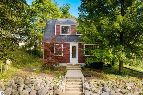 110 Park Dr, Northport, MI, 49670-5053 | Card Image