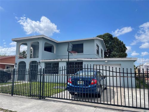 952 E 19th St, Hialeah, FL, 33013-4213 | Card Image