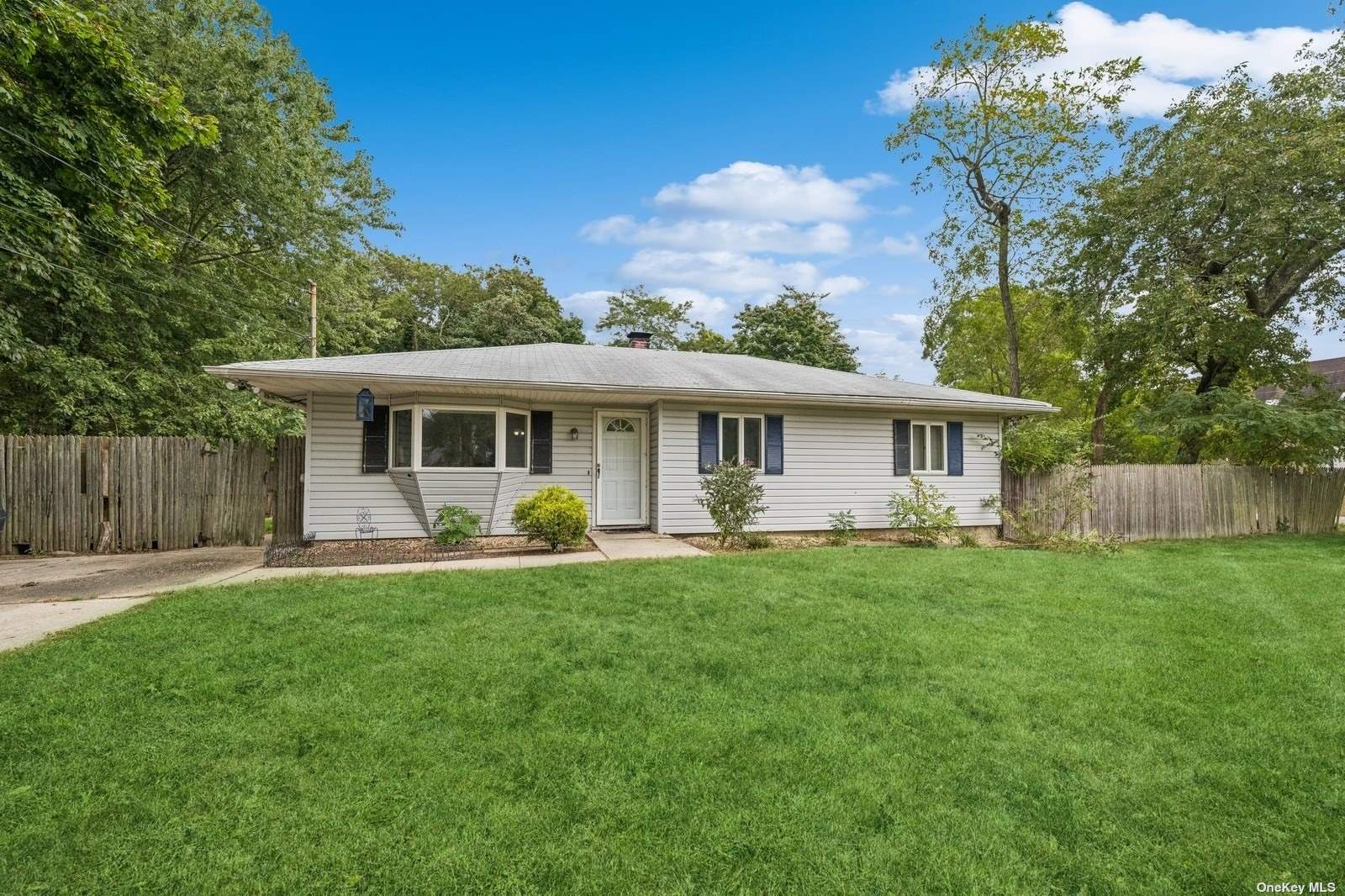 Woodmere Dr, Mastic Beach, NY 11951