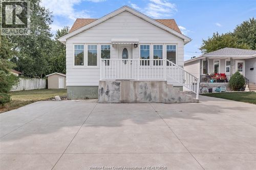 778 Hildegarde St, Windsor, ON, N8X2Z8 | Card Image