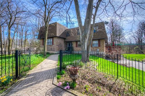7 Squire Crt, Waterloo, ON, N2J4G8 | Card Image