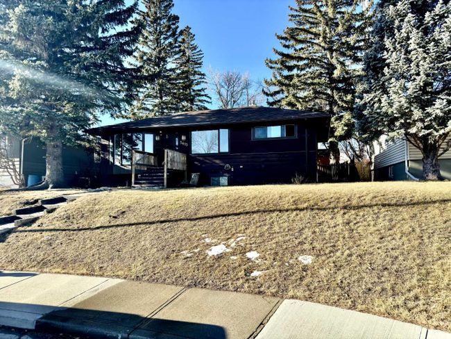 5615 Thorndale Place Nw, Home with 5 bedrooms, 2 bathrooms and 1 parking in Calgary AB | Image 3