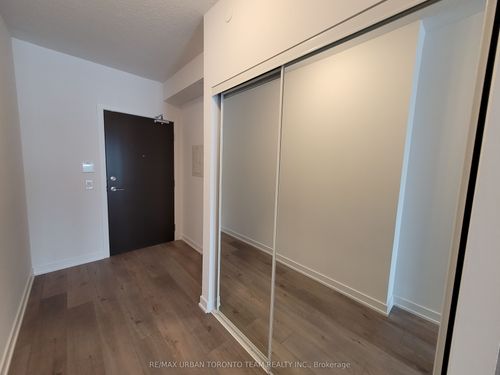 901-38 Honeycrisp Cres, Concord, ON, L4K0M8 | Card Image