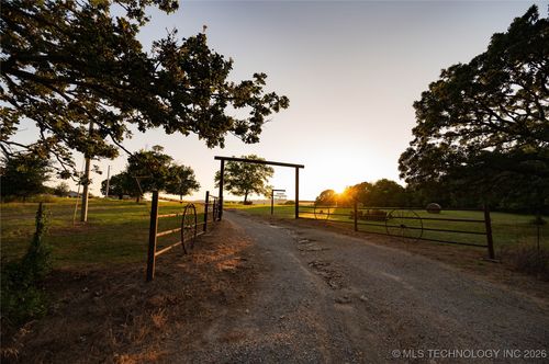 15875 New Lake Rd, Henryetta, OK, 74437-8169 | Card Image