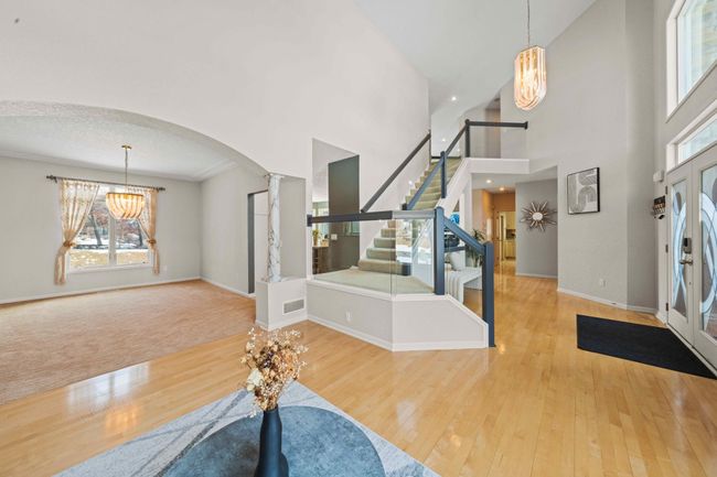 Two sided staircase to upper level | Image 6