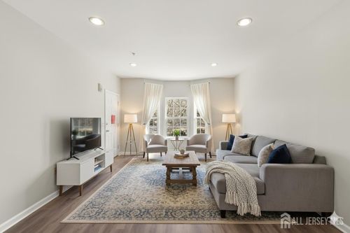 102 Forest Dr, Piscataway, NJ, 08854-2275 | Card Image