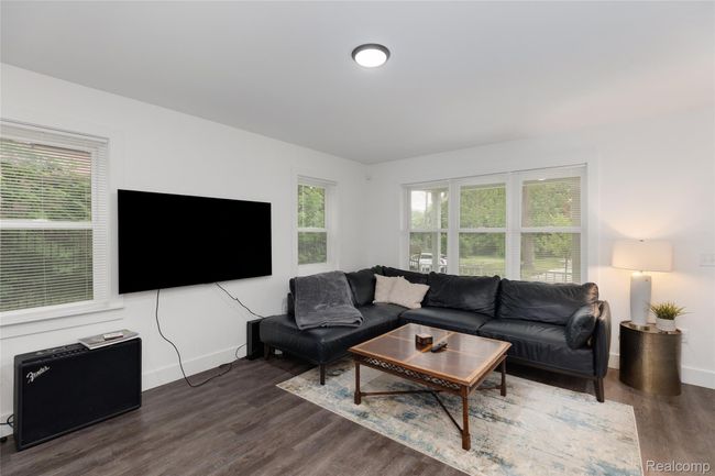 Plenty of windows for natural light! | Image 10