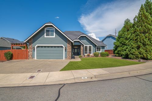 126 Whispering Dr, Grants Pass, OR, 97527-9084 | Card Image