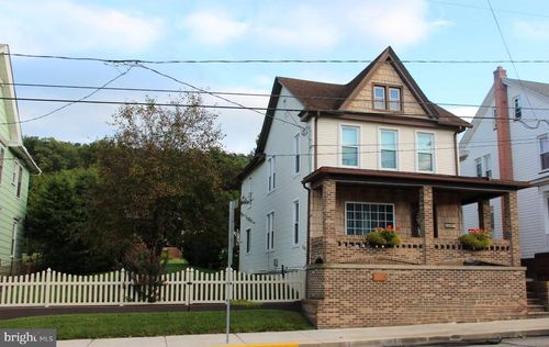 1009 E Grand Ave, TOWER CITY, PA, 17980-1221 | Card Image