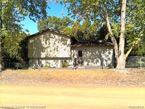 3225 Oakridge Dr, Highland, MI, 48356-1945 | Card Image