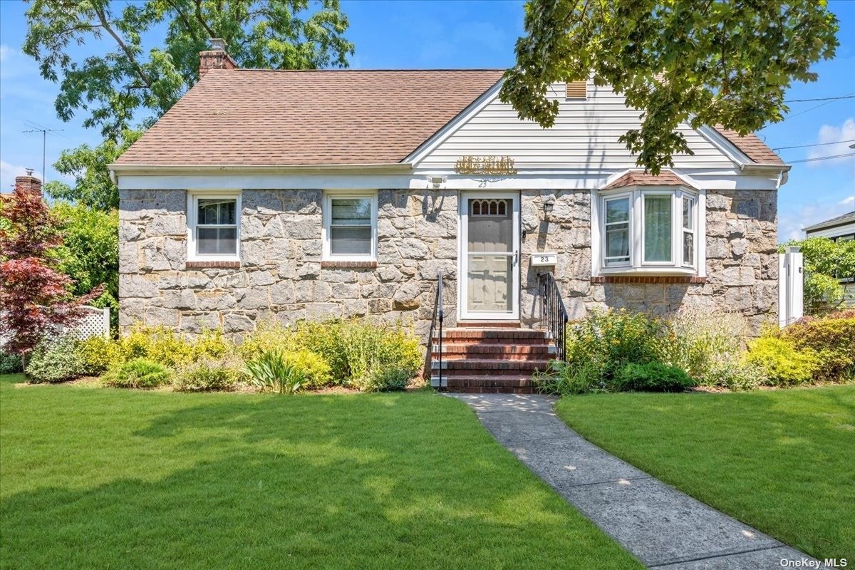 Dover St, Valley Stream, NY 11580