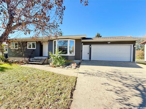 225 18th St, Weyburn, SK, S4H3J4 | Card Image