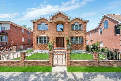 8418 263rd St, Floral Park, NY, 11001-1104 | Card Image