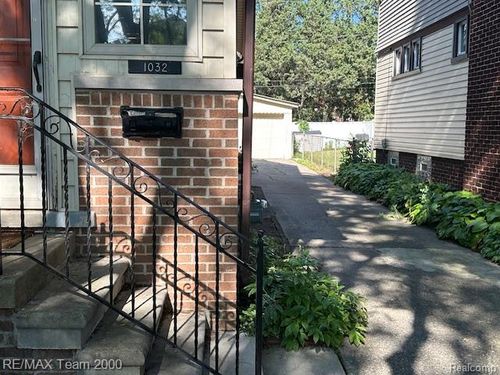 1032 Beaconsfield Ave, Grosse Pointe Park, MI, 48230-1348 | Card Image