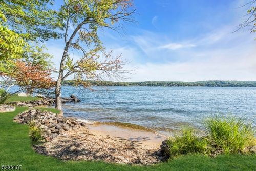 22 Ithanell Rd, Hopatcong, NJ, 07843-1846 | Card Image