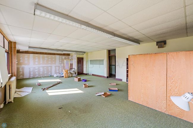 Classroom - shower and toilet | Image 48