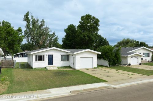 843 Dell Ave, Dickinson, ND, 58601-4570 | Card Image