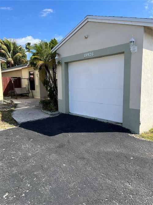 19926 Nw 67th Pl, Hialeah, FL, 33015-2413 | Card Image